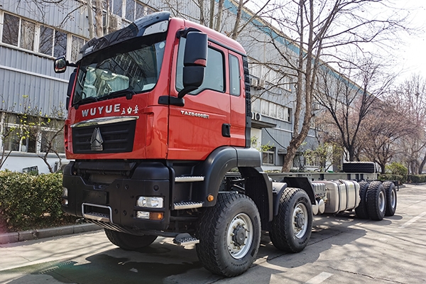 Special chassis for fracturing equipment set